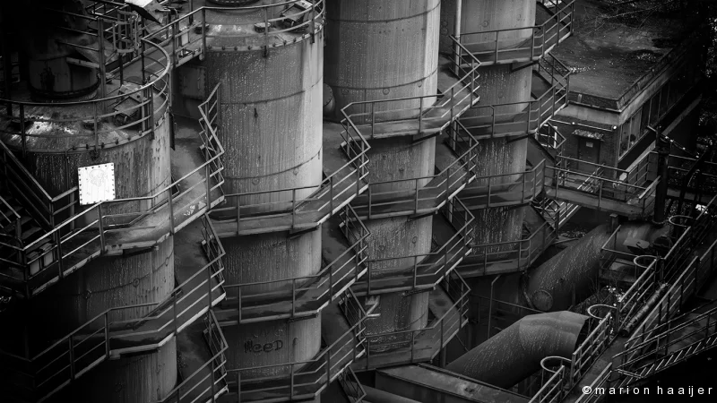 Een samenspel van buizen, trappen en industriële vormen