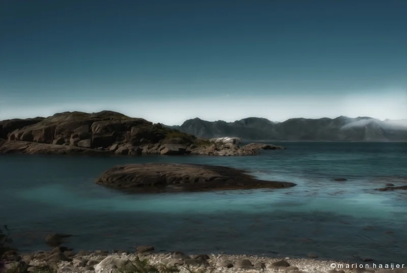 Blauw zeewater en rotsachtige bergen op de Lofoten
